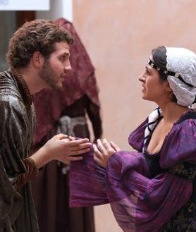 Imagen secundaria 2 - La presentación del Festival Celestina ha tenido lugar en el Centro Cultural San Clemente de Toledo. Arriba, de izquierda a derecha, Luis María García (La Recua Teatro); la alcaldesa Soledad de Frutos; la presidenta de la Diputación de Toledo, Conchi Cedillo; María Elena Diardes, coordinadora artística de La Recua Teatro y Tomás Arribas, diputado de Cultura. Sobre estas líneas, dos mmomentos de la representación de La Celestina