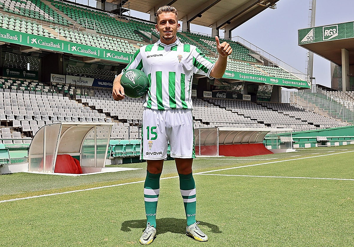 Isma Ruiz posa en El Arcángel con la nueva camiseta blanquiverde