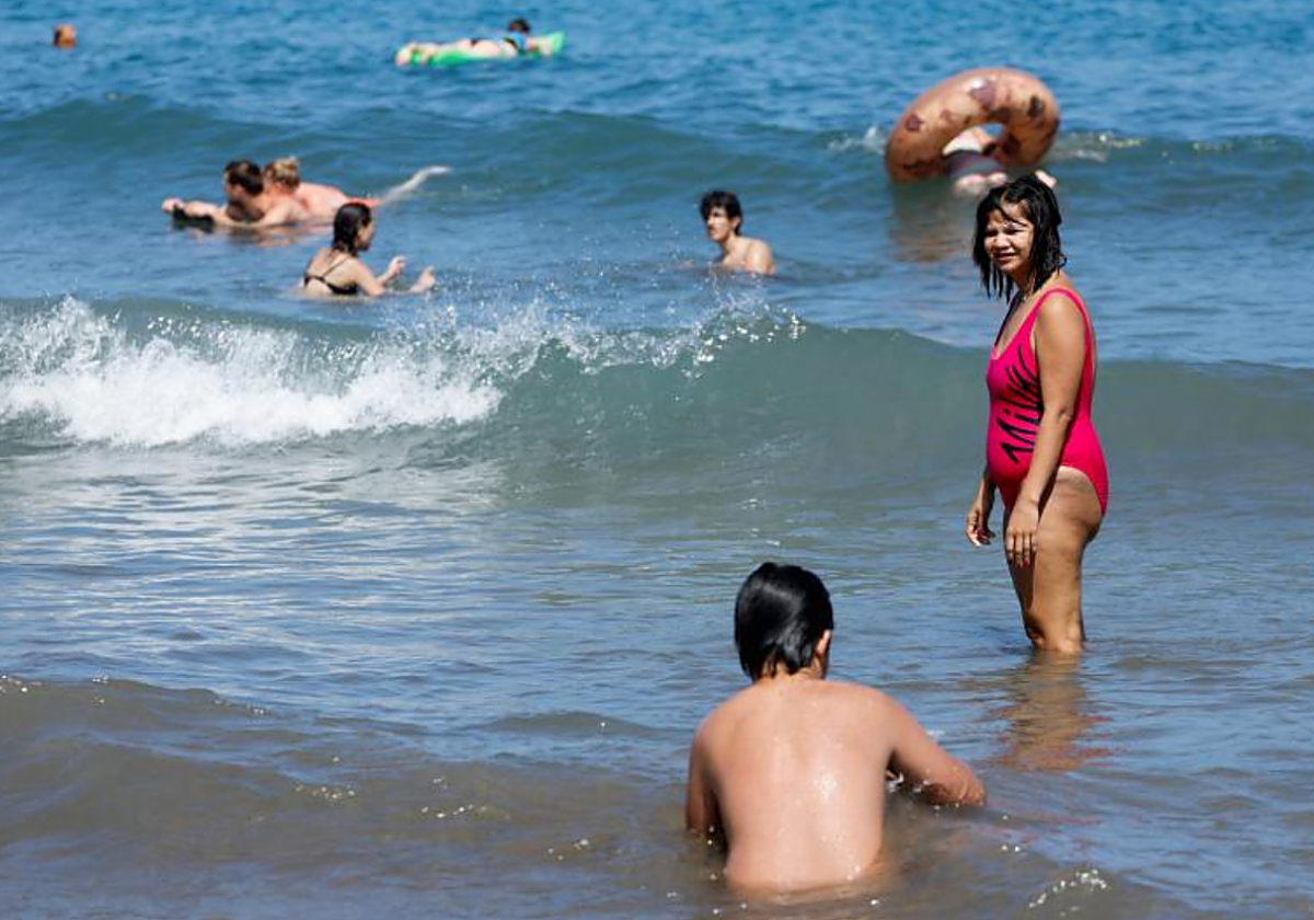 Turistas se refrescan del calor en Playa del Inglés, Gran Canaria