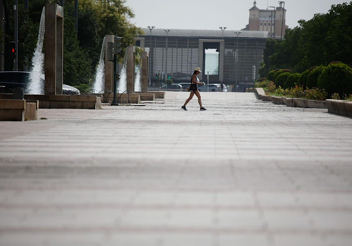Una mujer atraviesa una desértico Vial Note