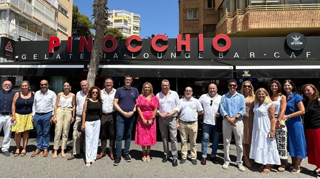 El vicepresidente de ABRECA, Alex Fratini, ha recibido en su restaurante la visita del ministro, el alcalde y representantes del sector turístico.