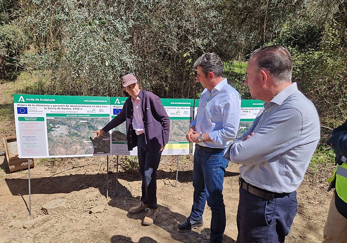 Álvaro Burgos y el alcalde de Aracena, en la visita a las obras de abastecimiento en la sierra de Aracena