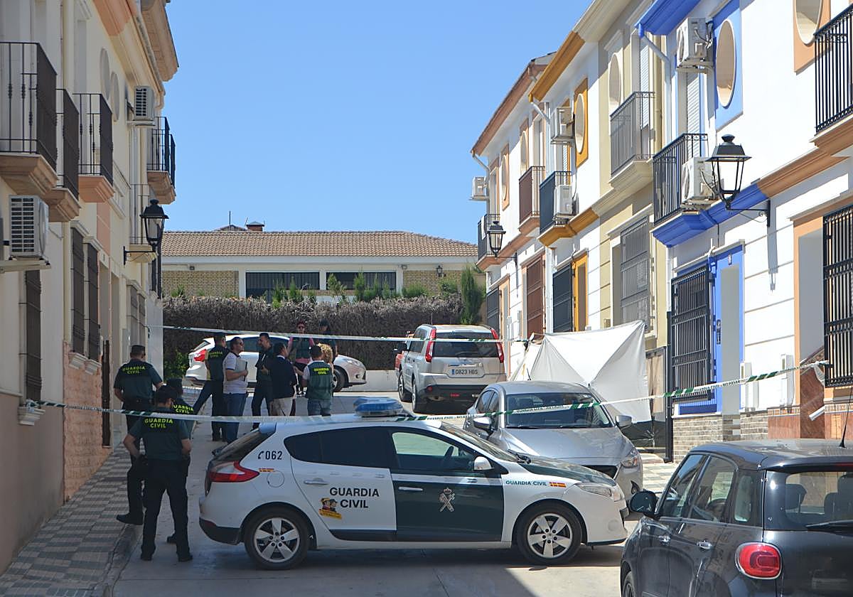 Agentes en la casa de Rute en la que fue asesinada una mujer en 2019