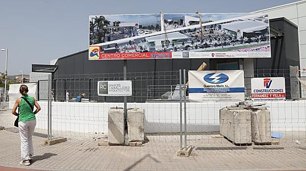 Una mujer, ayer pasando delante de las obras de la superficie comercial de Alsara