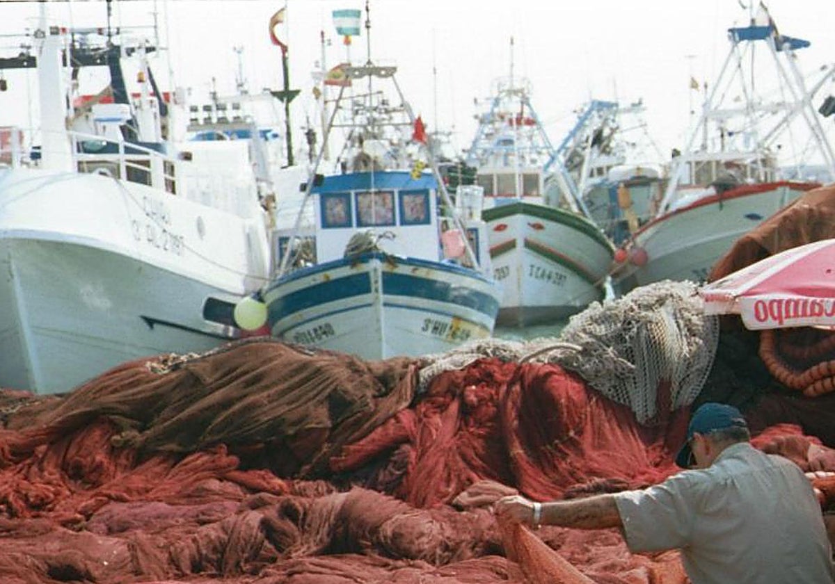 Varios pesqueros amarrados a puerto en una imagen de archivo