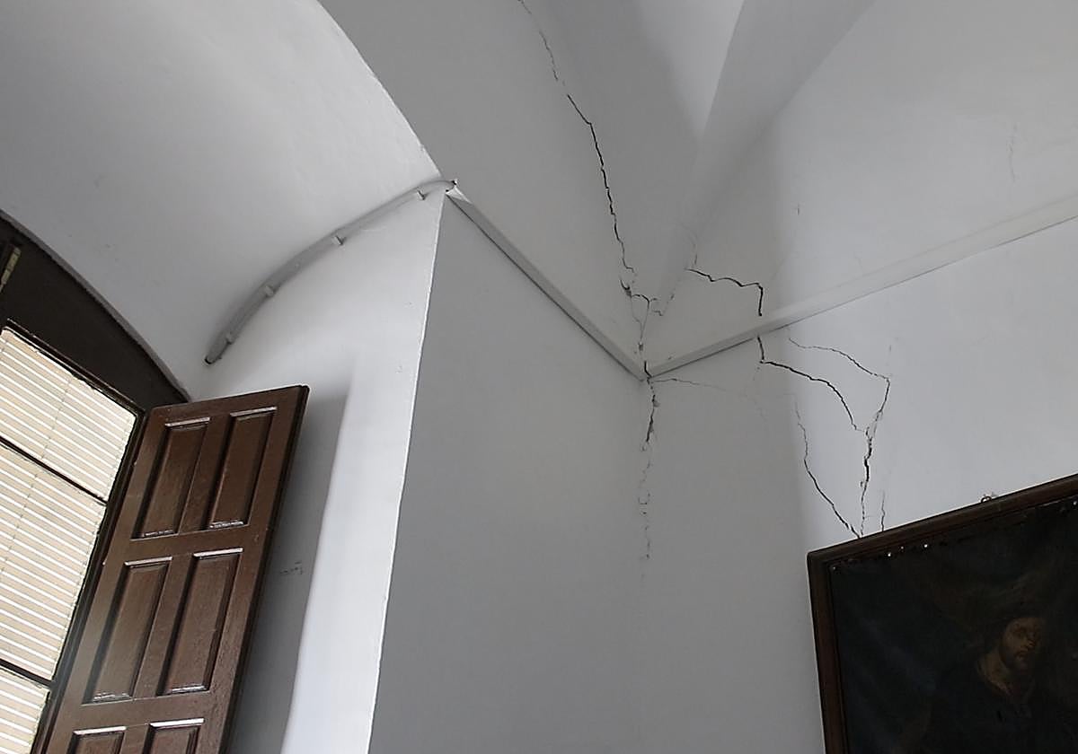 Imagen de una de las grietas en el antiguo convento del Valle