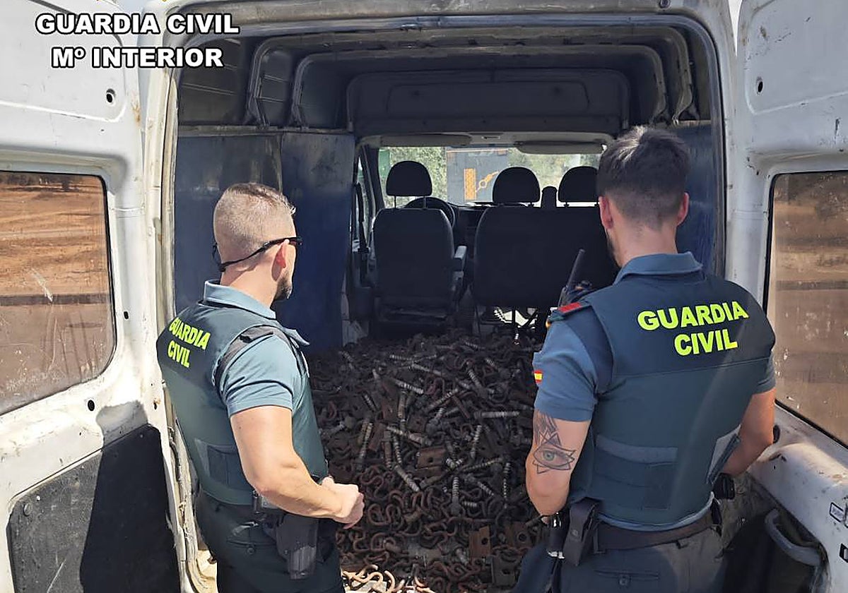 Dos agentes con el material incautado