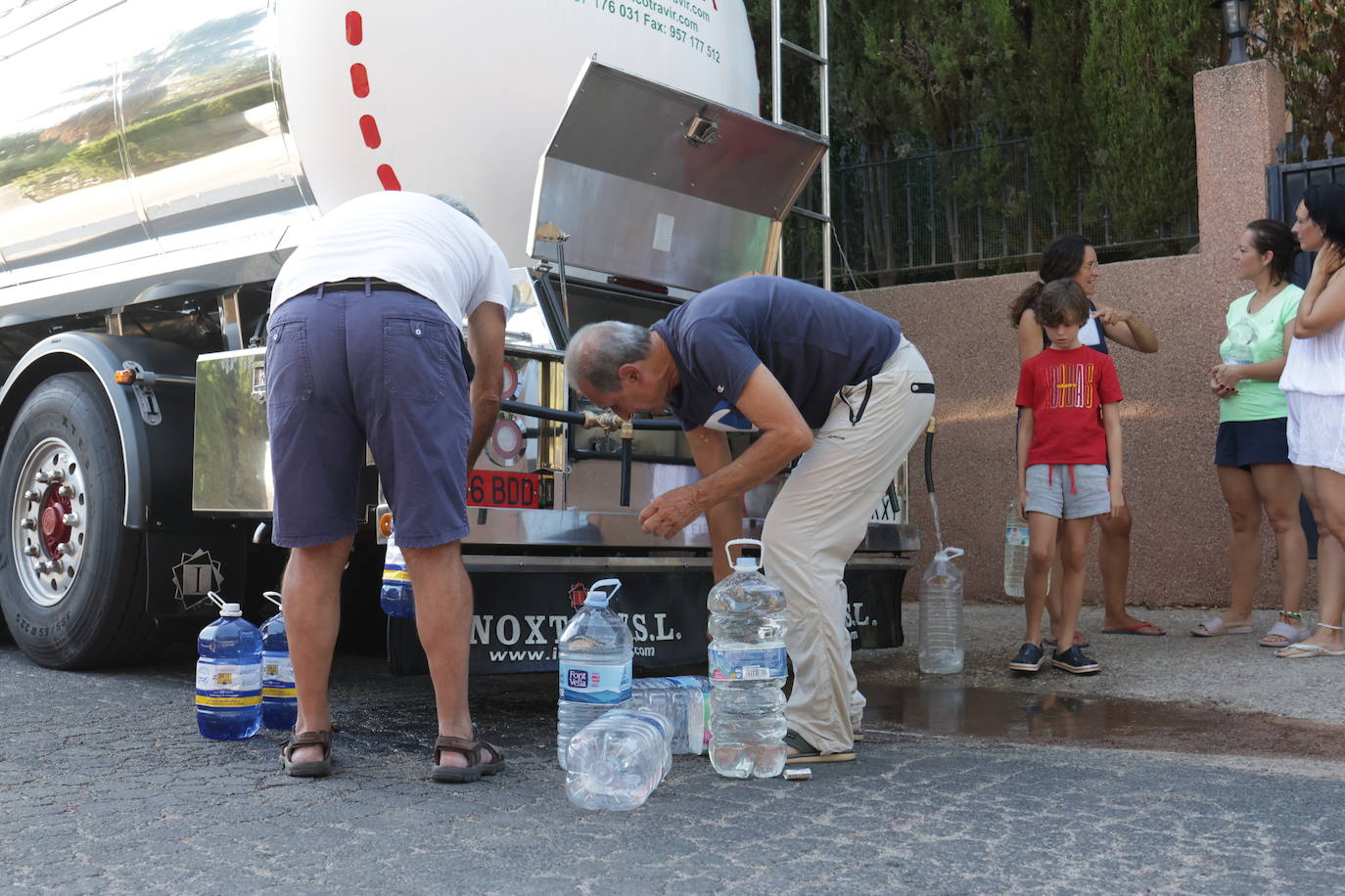 El primer reparto de agua potable en Las Jaras, en imágenes