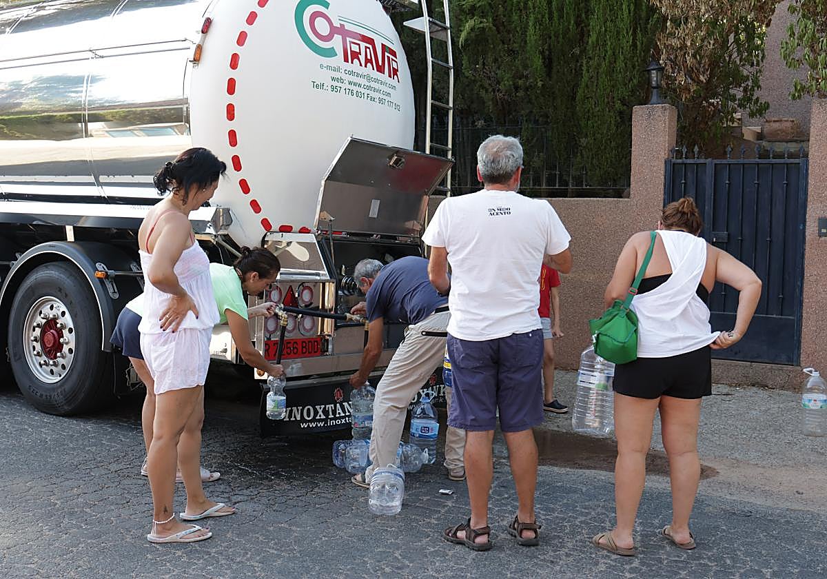 Varios vecinos de Las Jaras, esta tarde en el primer reparto de Emacsa