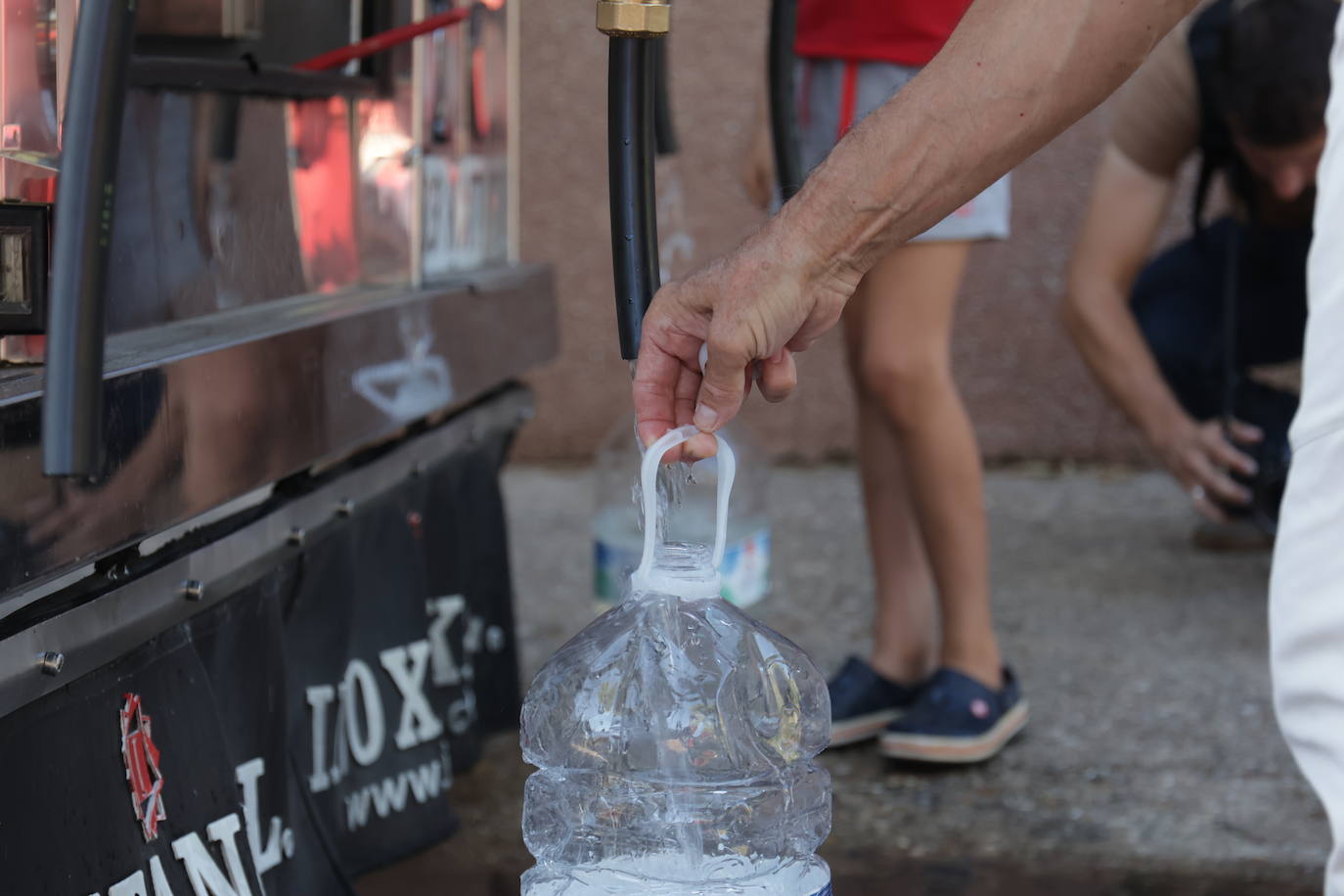 El primer reparto de agua potable en Las Jaras, en imágenes