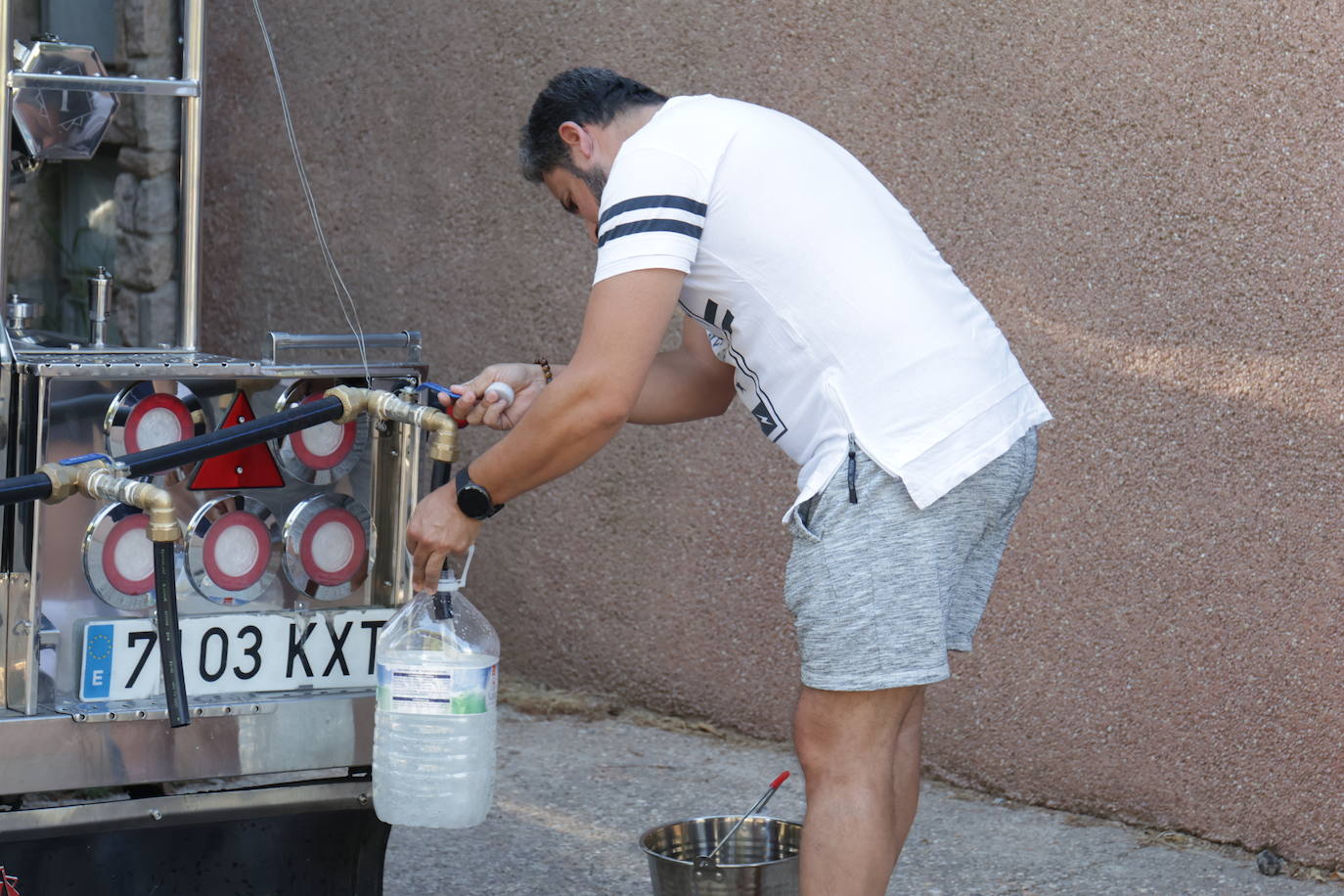 El primer reparto de agua potable en Las Jaras, en imágenes