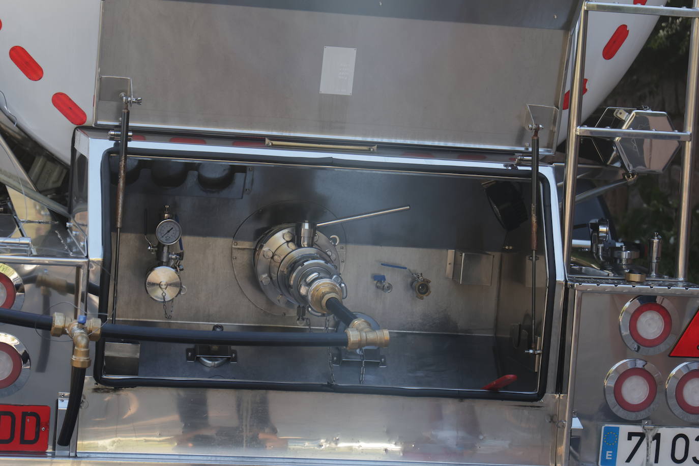 El primer reparto de agua potable en Las Jaras, en imágenes