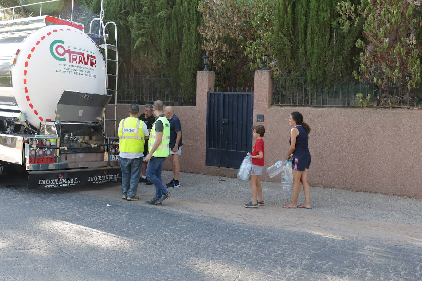 El primer reparto de agua potable en Las Jaras, en imágenes