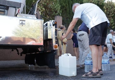 El primer reparto de agua potable en Las Jaras, en imágenes