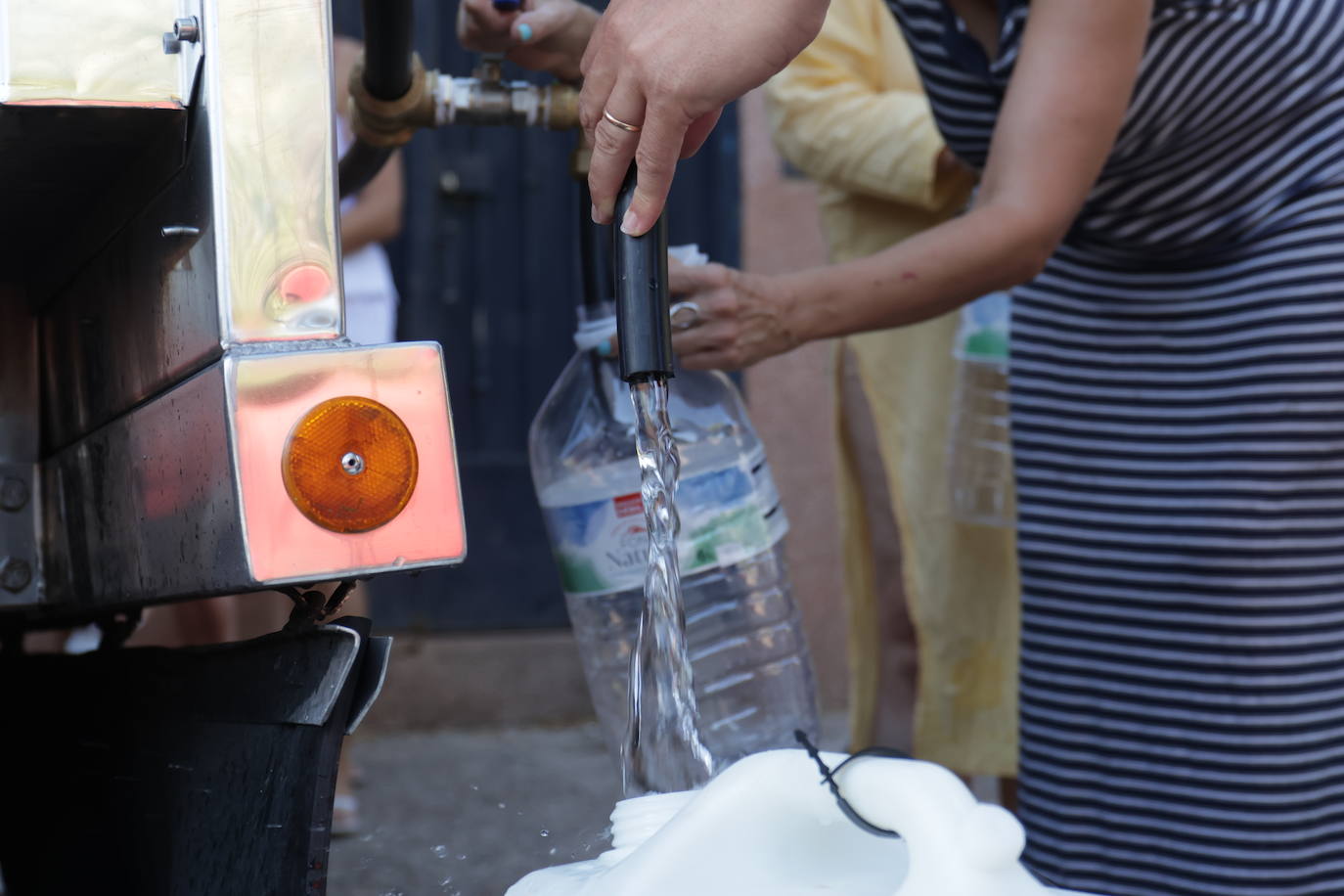 El primer reparto de agua potable en Las Jaras, en imágenes