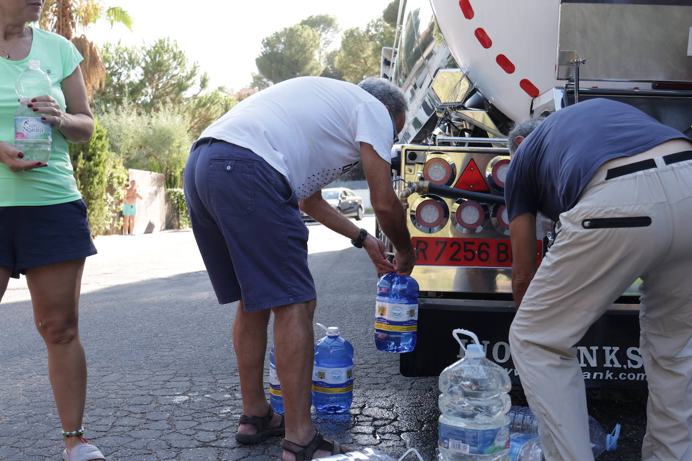 El primer reparto de agua potable en Las Jaras, en imágenes