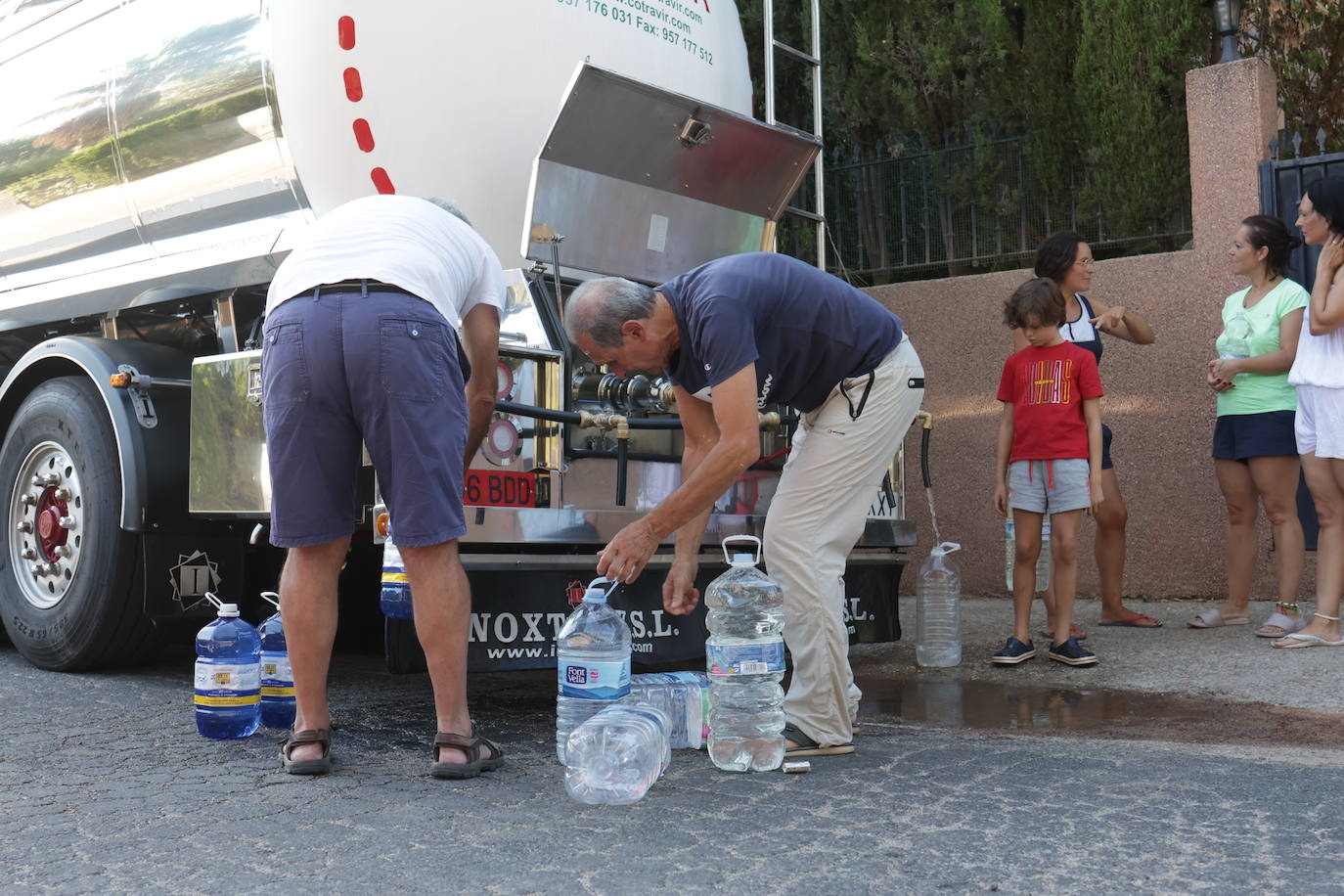 El primer reparto de agua potable en Las Jaras, en imágenes