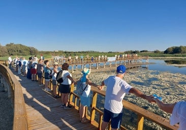 Una cadena humana se abraza por el agua en las maltrechas Tablas de Daimiel