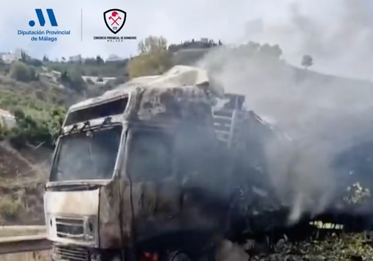 Camión ardiendo en Nerja