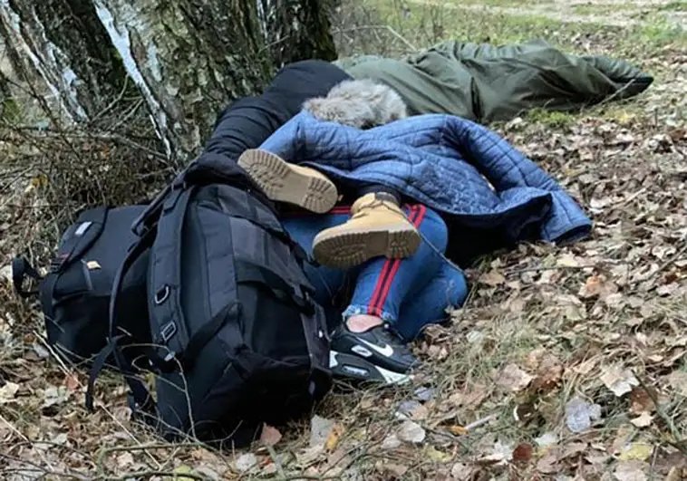 La esposa y el hijo de Alejandro duermen en un bosque en la frontera entre Bielorrusia y Polonia