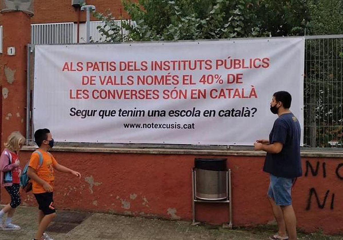 Cartel de Plataforma per la Llengua en un colegio de Cataluña, dando a conocer datos de los usos lingüísticos en los patios recogidos por la asociación