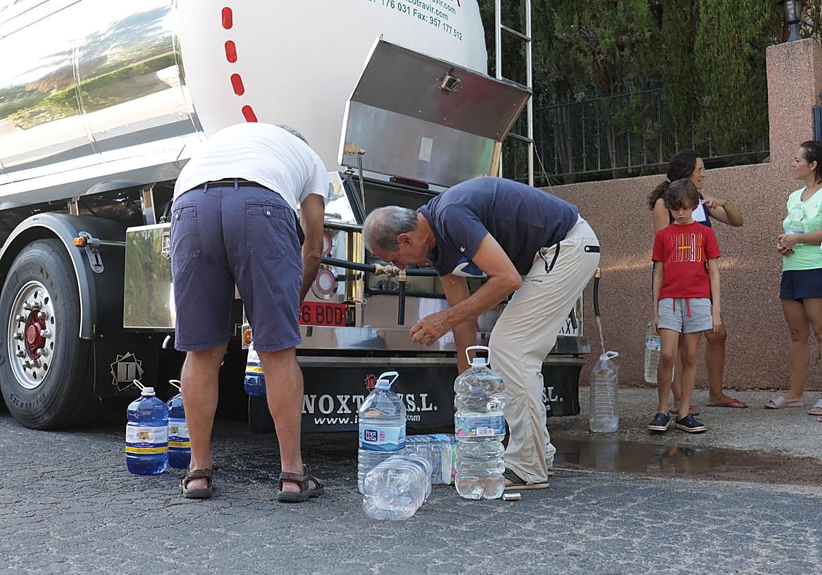 Reparto de agua con Emacsa en la urbanización Las Jaras