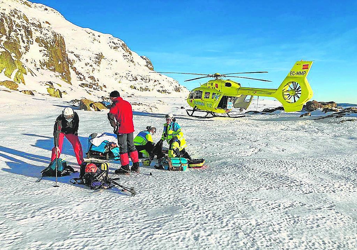 Personal del Summa 112 durante un rescate