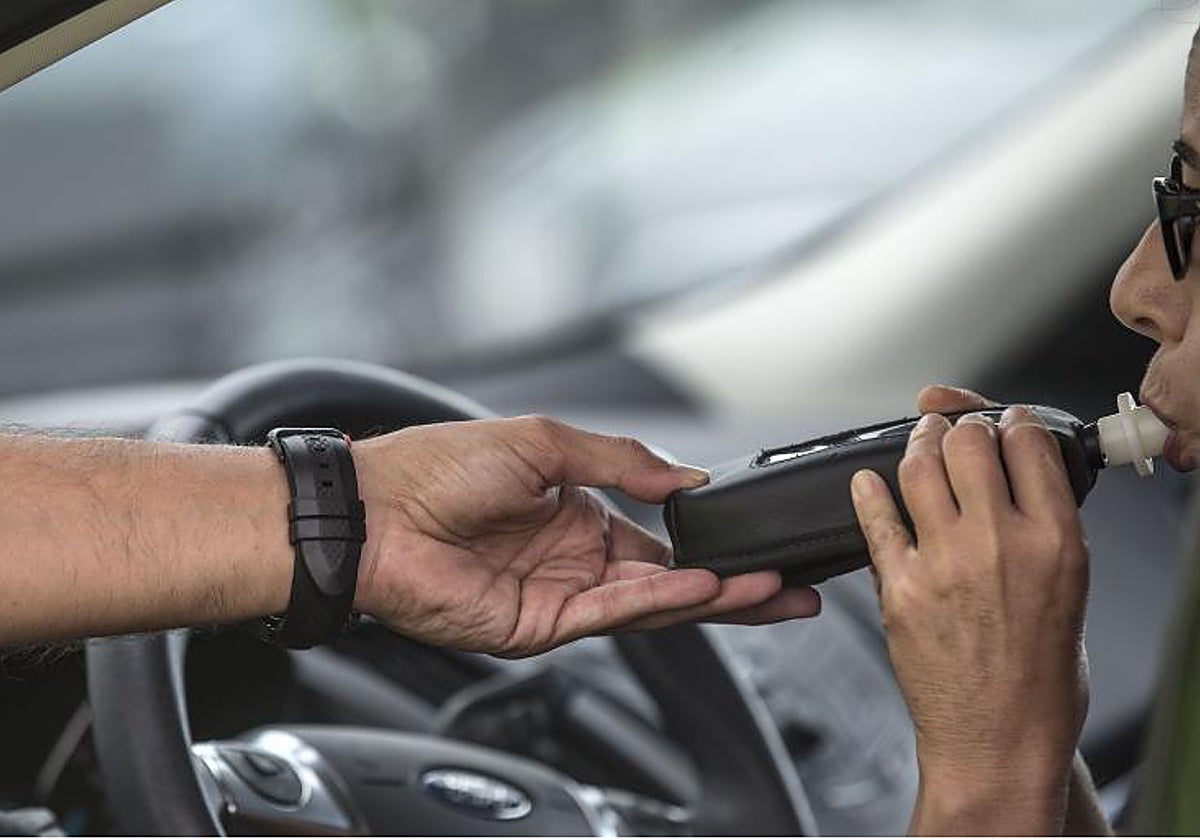 Una persona realiza una prueba de alcoholemia en una foto de archivo