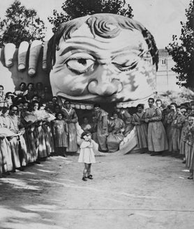 Imagen secundaria 2 - Arriba, decorado de 'Un ángel pasó por Brooklyn', en los Estudios Chamartín (1957). Abajo, izquierda, otra imagen de ese mismo rodaje. Dcha, parque de diversiones de la Ciudad Lineal, en 1918. 