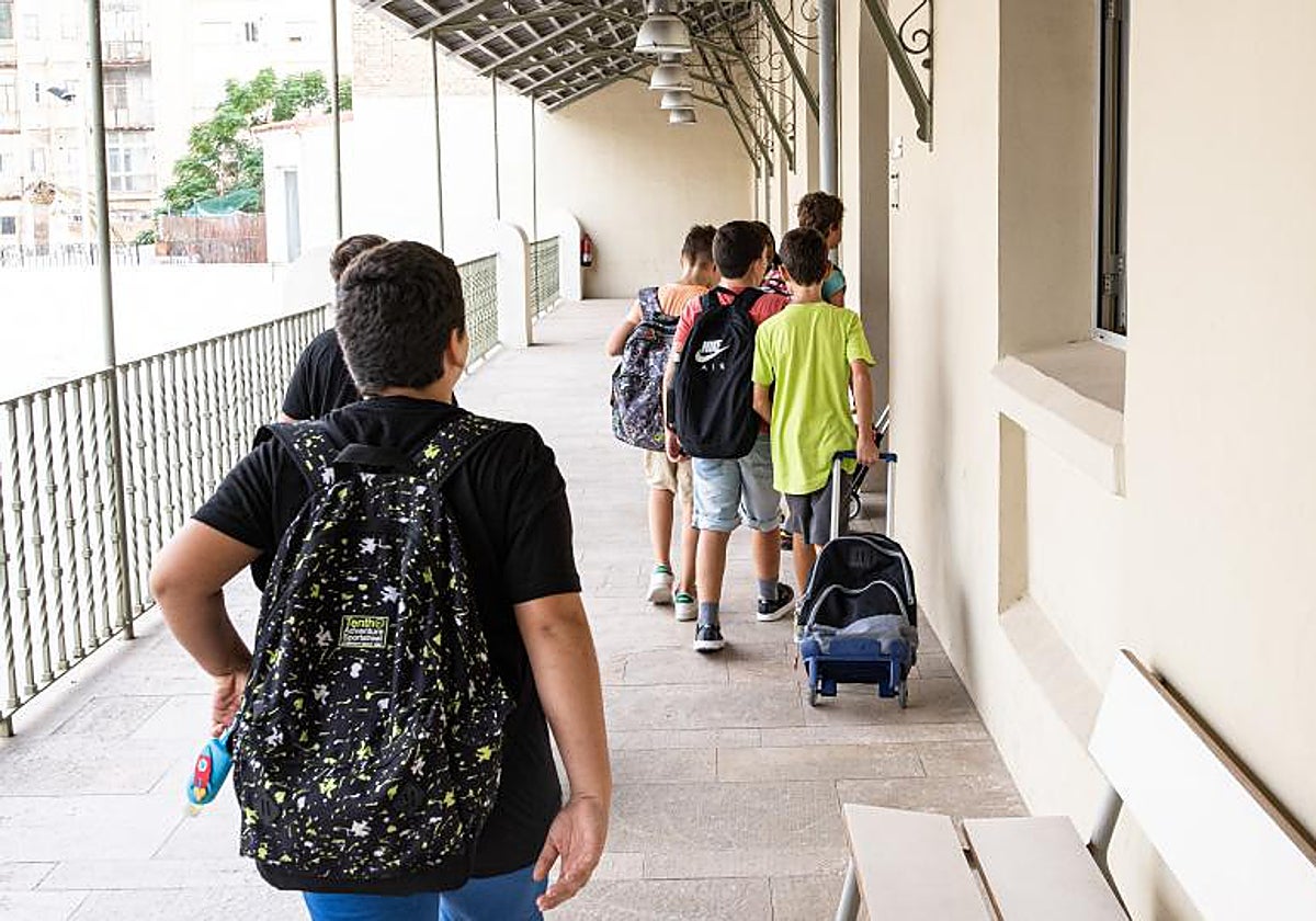 Alumnos en un centro educativo de Valencia, en imagen de archivo.