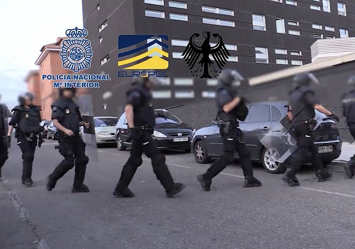 Los agentes se disponen a entrar en uno de los pisos de Toledo