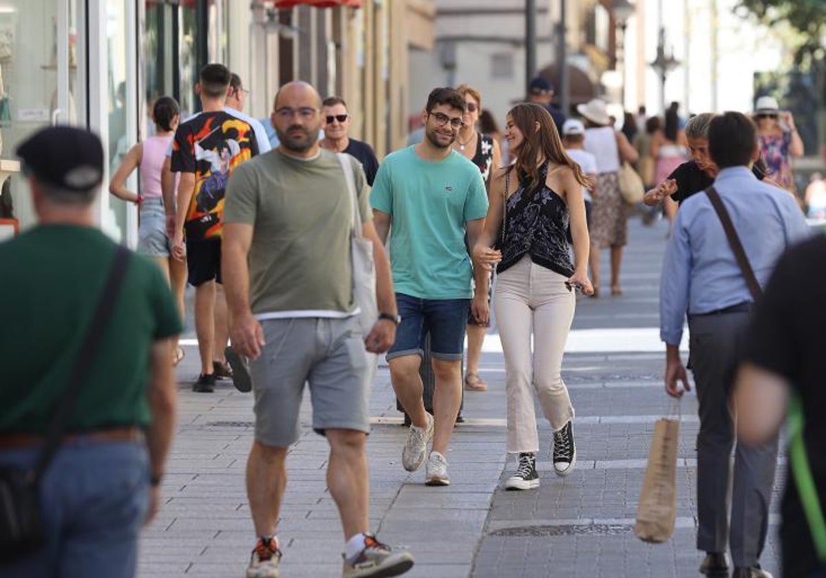 Una pareja de jóvenes pasea por el centro de la capital cordobesa