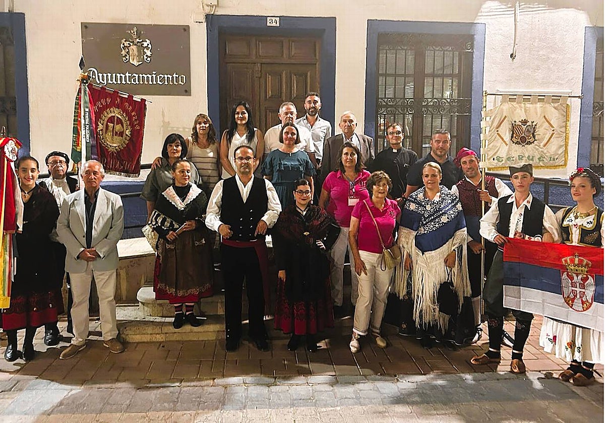 Manuela Lominchar junto a algunos de los participantes en el festival de Villanueva