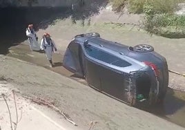 Un coche conducido por dos ladrones cae a una acequia en una persecución policial en San Martín de la Vega