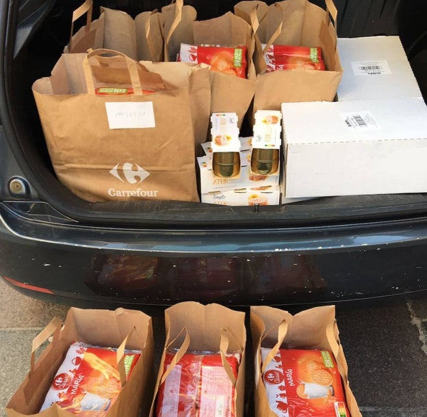 Bolsas con paquetes de galletas y latas de atún para Cáritas de San Andrés