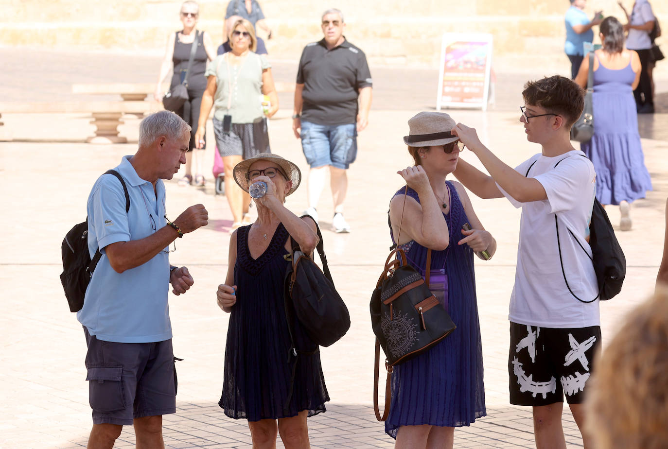 Los turistas y los hoteles se adaptan al calor en Córdoba