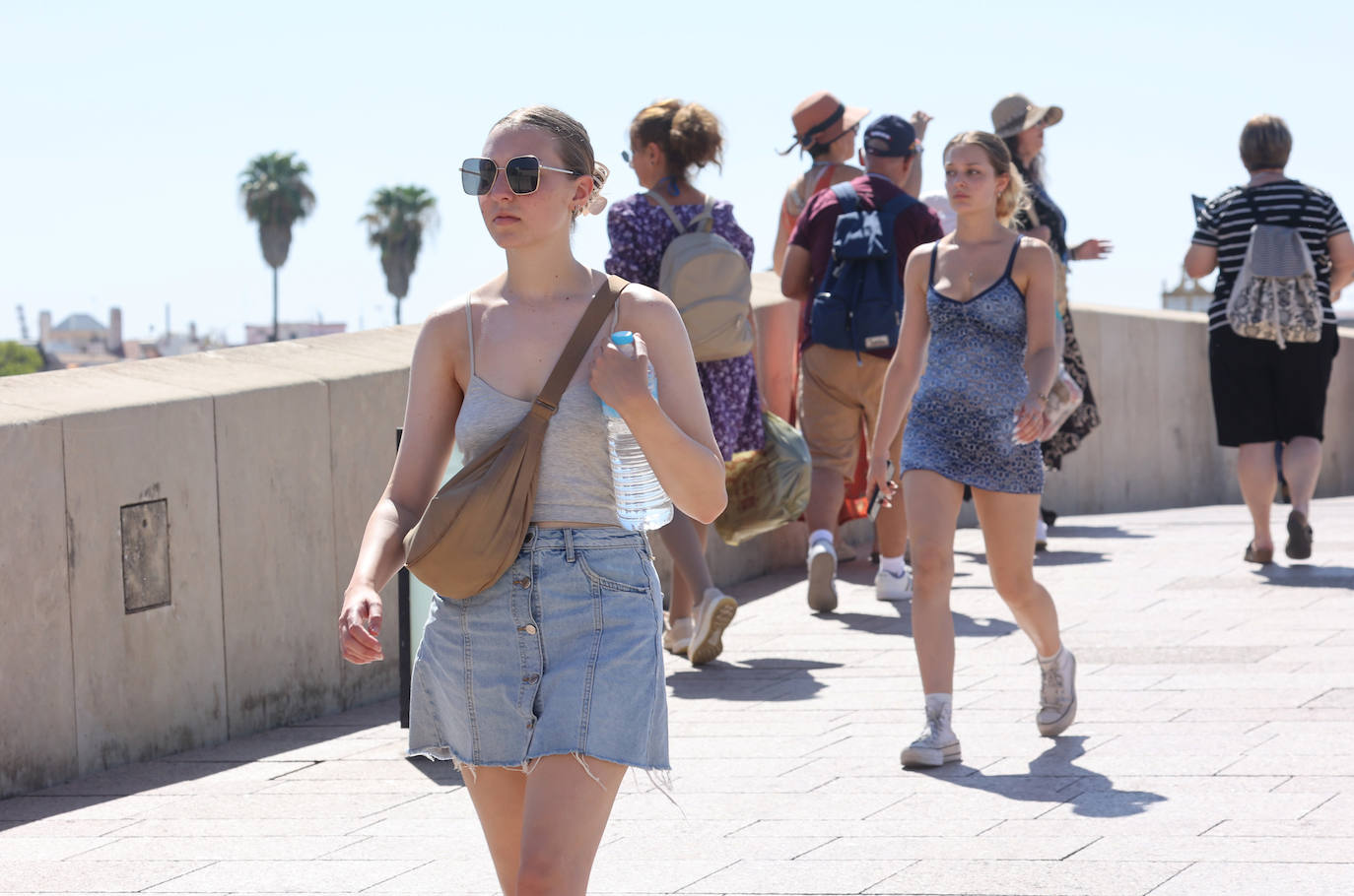Los turistas y los hoteles se adaptan al calor en Córdoba