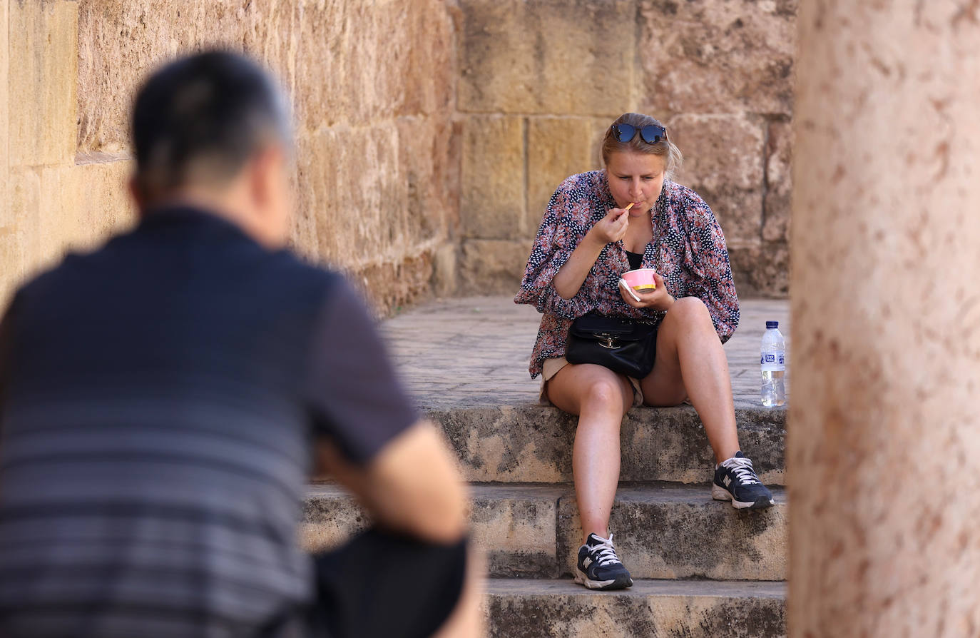Los turistas y los hoteles se adaptan al calor en Córdoba
