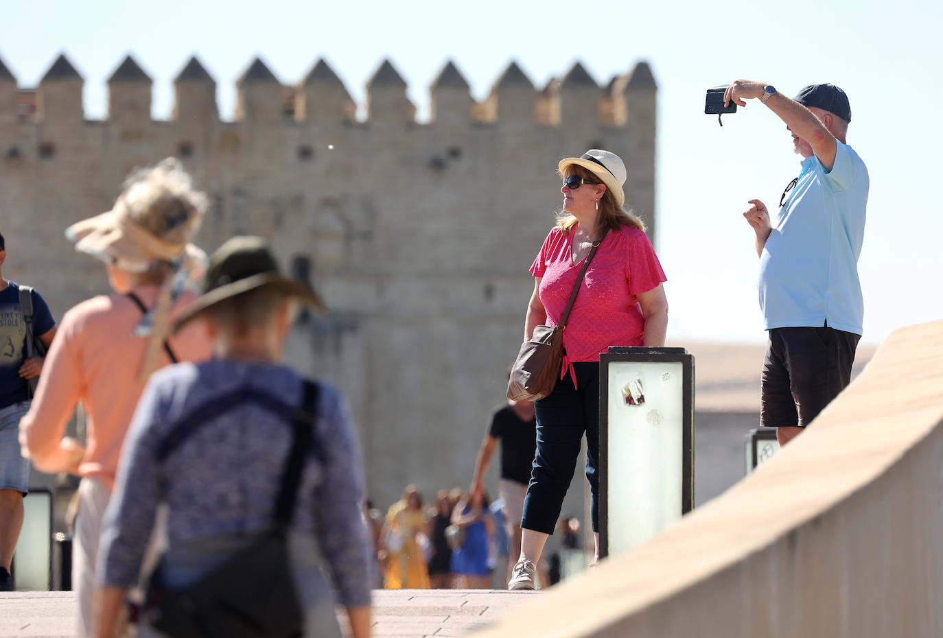 Los turistas y los hoteles se adaptan al calor en Córdoba