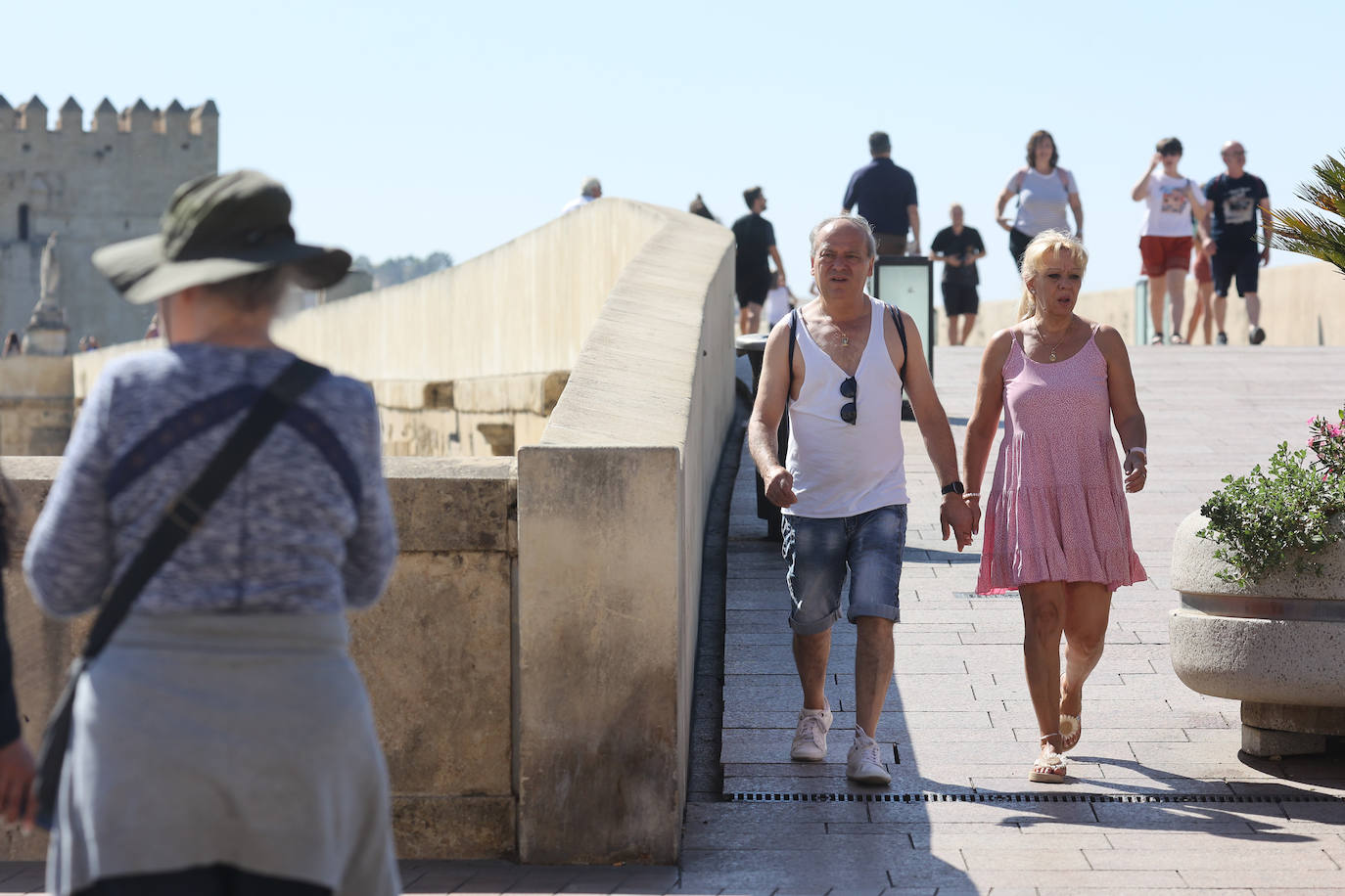 Los turistas y los hoteles se adaptan al calor en Córdoba