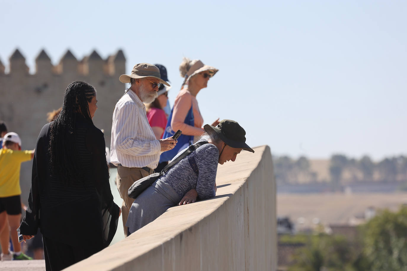 Los turistas y los hoteles se adaptan al calor en Córdoba