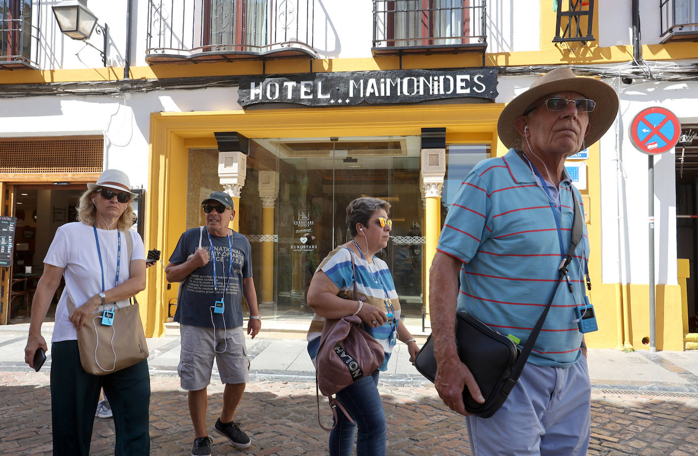 Los turistas y los hoteles se adaptan al calor en Córdoba