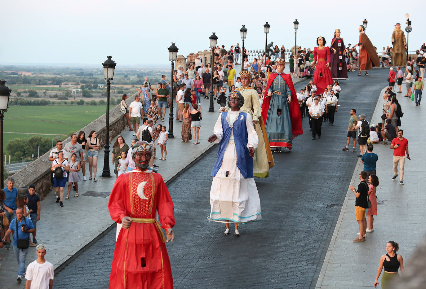 Los gigantones y cabezudos, preludio del día grande de la Feria y Fiestas de la Virgen del Sagrario