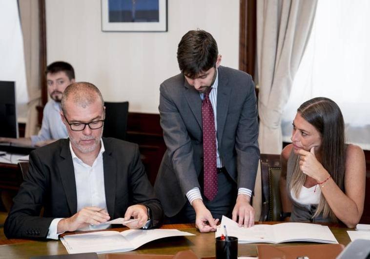 Los diputados de Junts, Josep Maria Cruset y Miriam Nogueras presentan sus credenciales en el Congreso