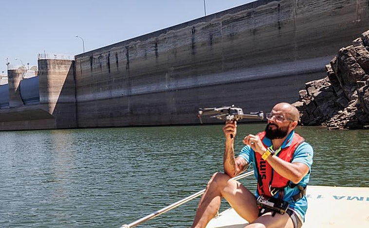 Imagen principal - Los equipos del Summa 112 lograron interceptar a dos jóvenes que iban a subir a lo más alto de la presa para lanzarse, un acto que podría haber acabado en tragedia. Las acumulaciones de rocas en la costa son otro enclave desde donde se practican saltos, cuya imprudencia puede costar muy caro. Otros se aventuran a cruzar de orilla a orilla el pantano que, sin la preparación suficiente, puede resultar una acción mortal. 
