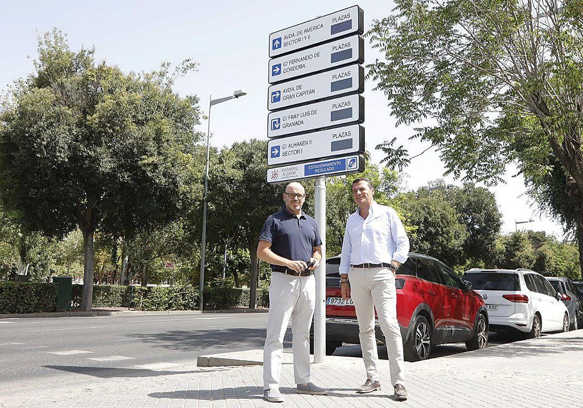 El concejal de Movilidad y el alcalde, ante uno de los nuevos puntos informativos