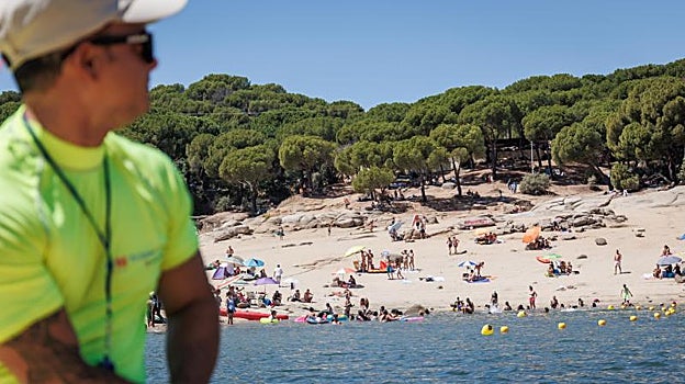 Uno de los técnicos vigilantes del Summa controla a los bañistas desde la embaración