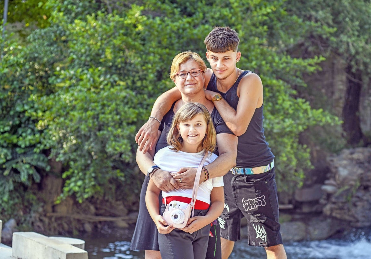 Yolanda Ortiz, junto a sus hijos Iván y Daniela