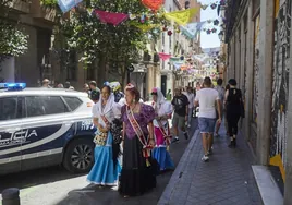 Chulapos moteros y tradicionales celebran la Verbena de la Paloma en Madrid