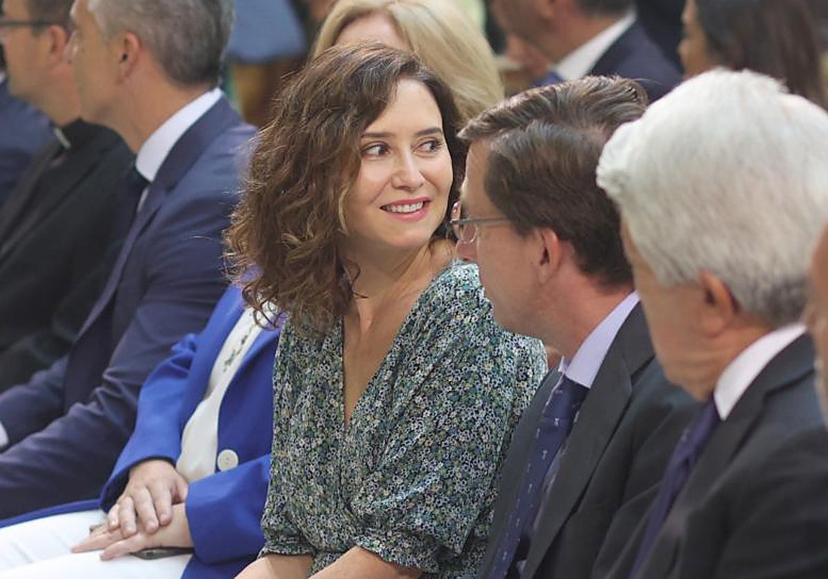 La presidenta de la Comunidad de Madrid, Isabel Díaz Ayuso, junto al alcalde de Madrid, José Luis Martínez-Almeida, este martes, durante la entrega de premios Palomas de Bronce